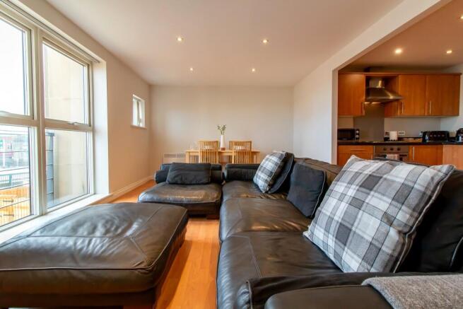Lounge/Dining 4