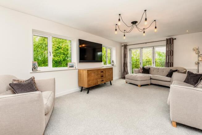 5 bed Detached for sale Image 4