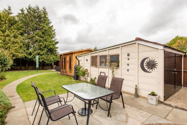 2 Ashenden Close garden5.jpg