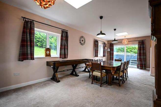 5 bed Detached for sale Image 11