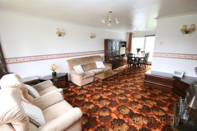 OPEN PLAN LOUNGE/ DINING ROOM
