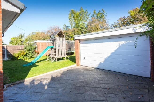 Driveway/Garage