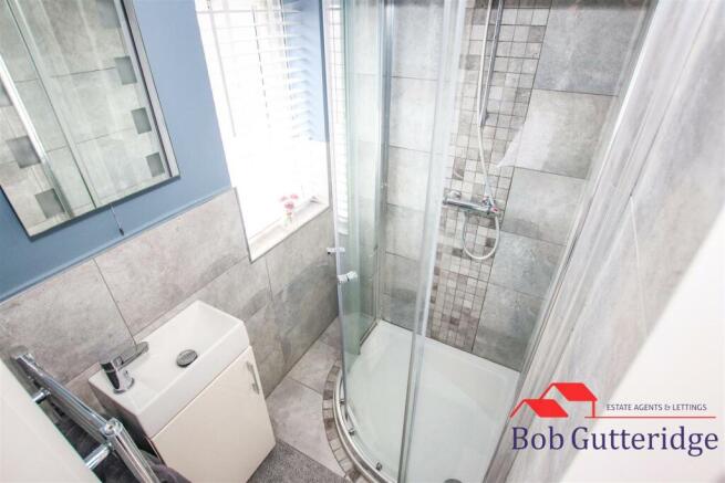 EN-SUITE SHOWER ROOM