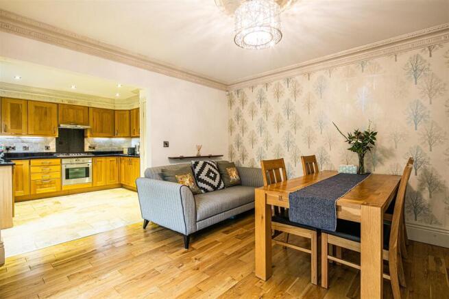 4 bed Detached to rent Image 4