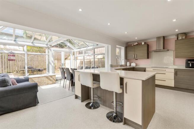 5 bed Detached for sale Image 11