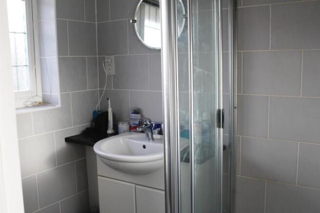 EN-SUITE SHOWER ROOM