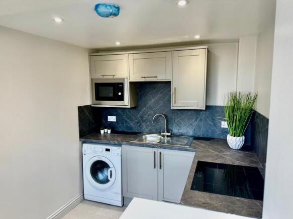 Modern kitchen with chic marble-effect splashba...