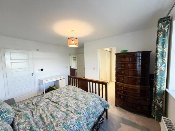 4 bed Detached for sale Image 9