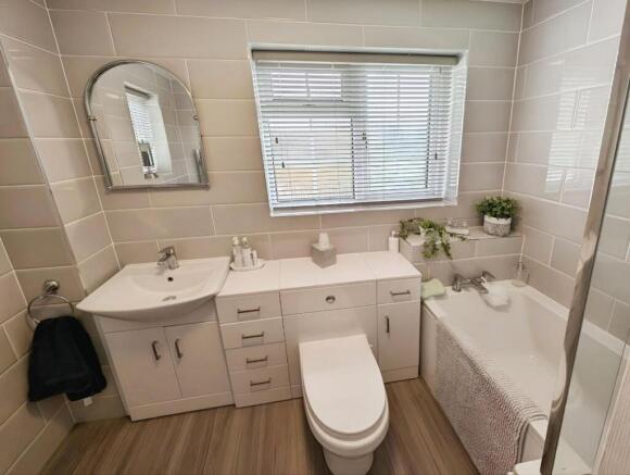 32 Dorset Way bathroom 5.jpg