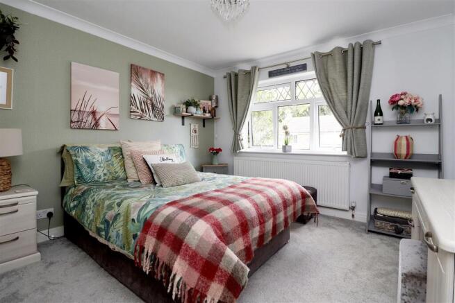 5 bed Detached for sale Image 9