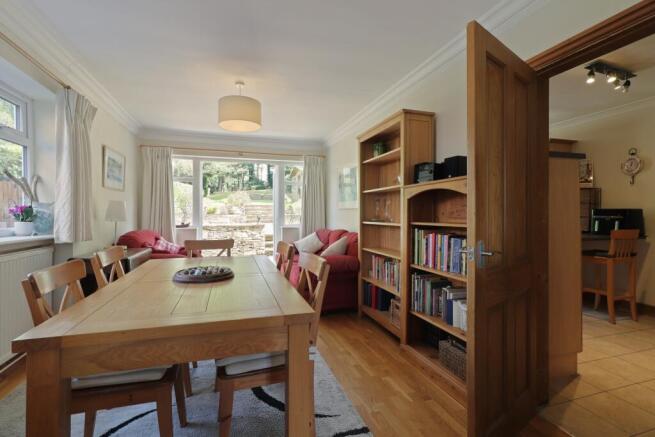 5 bed Detached for sale Image 9