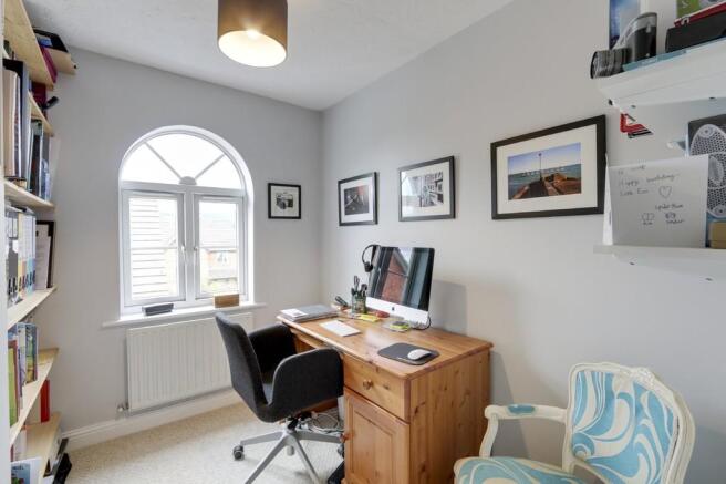 Bedroom/home offi...