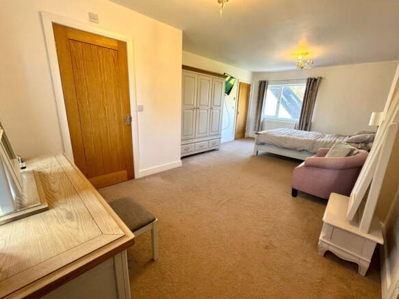 6 bed Detached for sale Image 12