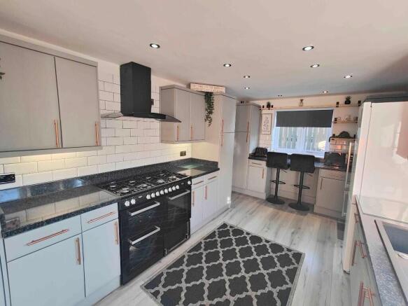 6 bed Detached for sale Image 7