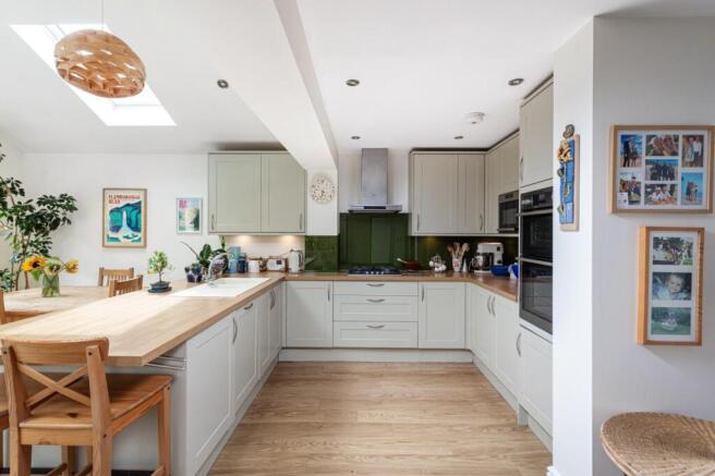 5 bed Detached for sale Image 9