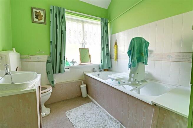 FAMILY BATHROOM/WC