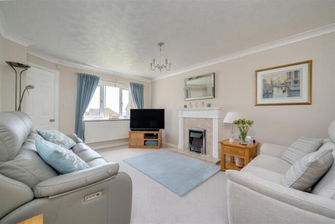 4 bed House for sale Image 7