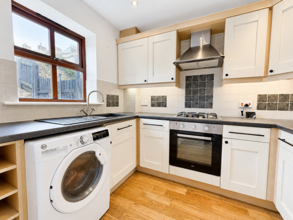 3 bed Terraced to rent Image 6