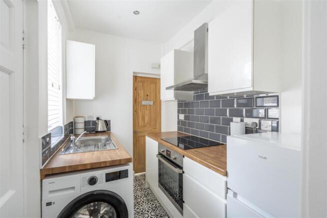 2 bed Terraced to rent Image 4