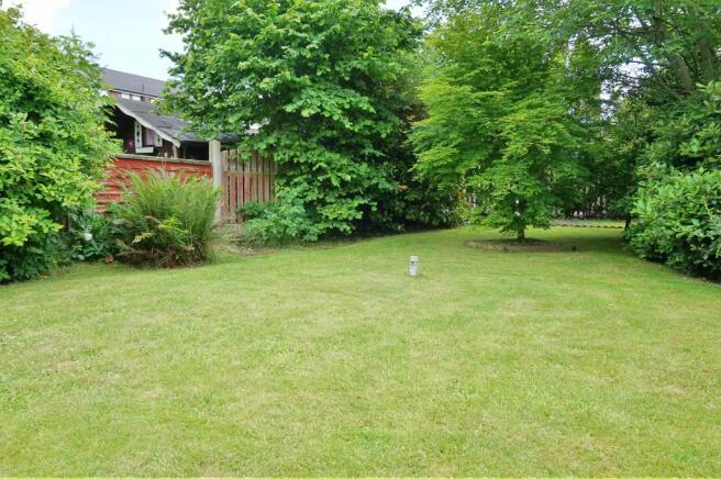 Lawn 18 hawk