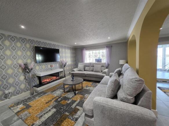 6 bed Semi-Detached for sale Image 7