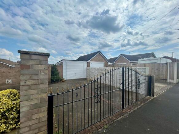 2 bed Semi-Detached Bungalow for sale Image 9