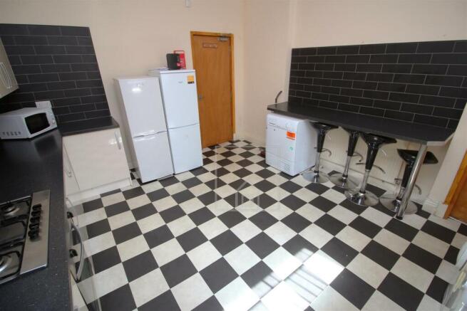 5 bed House to rent Image 8