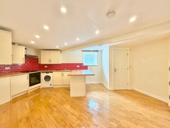 3 bed End of Terrace to rent Image 4