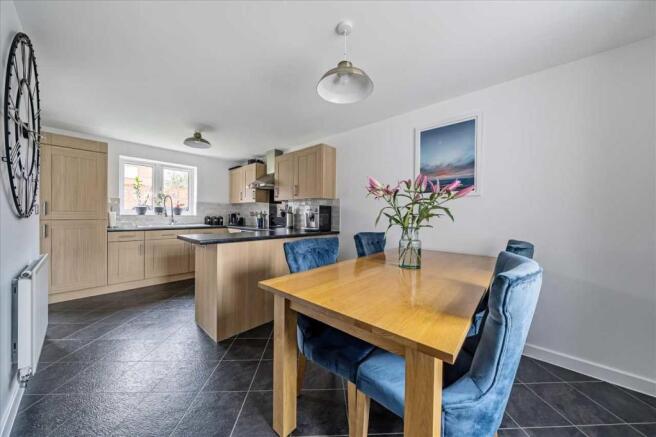 KITCHEN / DINING