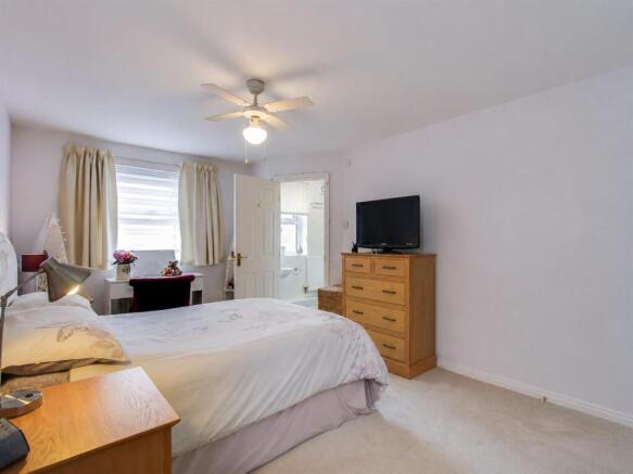 5 bed Detached for sale Image 8