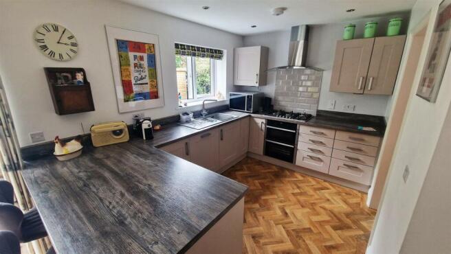 10 Shones croft Kitchen.jpg