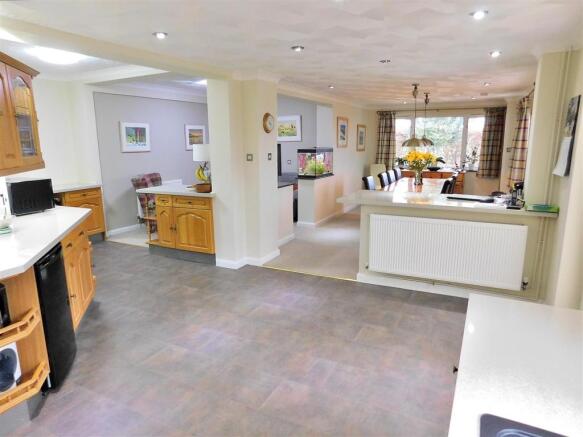 KITCHEN DINER SNUG 1.JPG