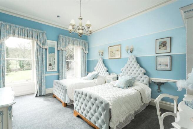 10 bed Detached for sale Image 12