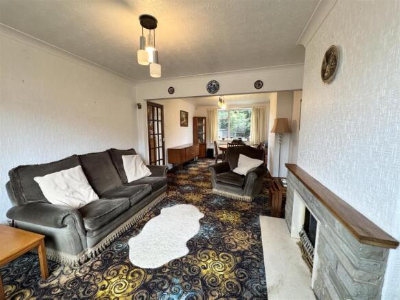 LOUNGE / DINING ROOM