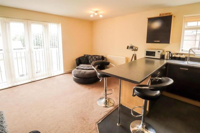 2 bed Apartment to rent Image 5