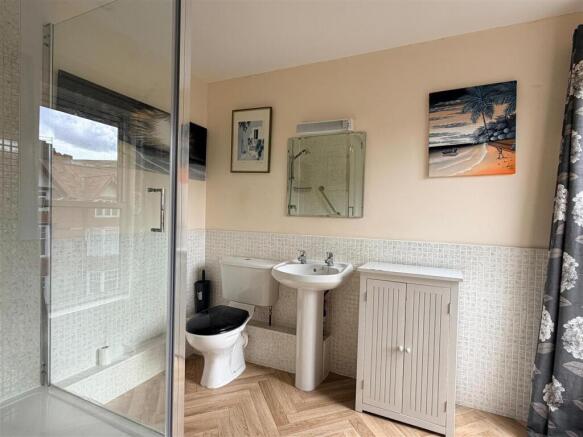 2 bed Flat for sale Image 10