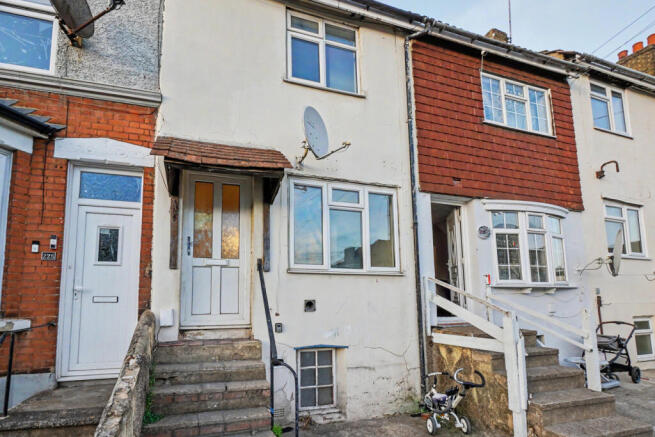 2 bed terraced house to rent Luton Road, Chatham