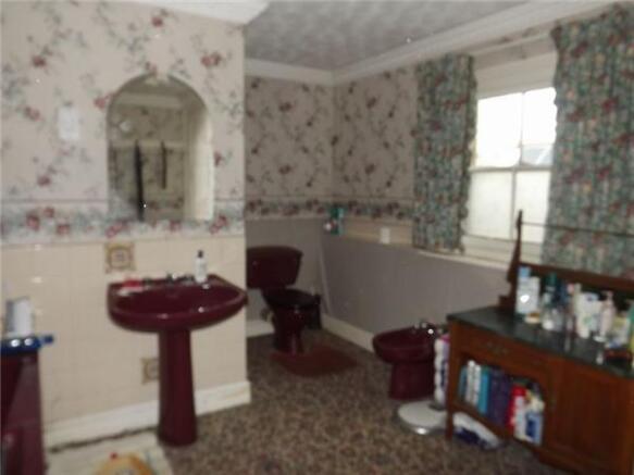 FAMILY BATHROOM