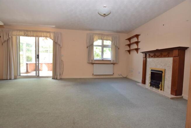 Spacious Lounge/Dining Room