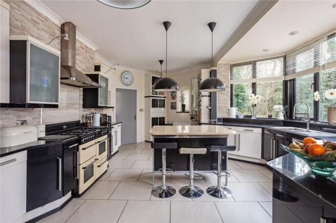 9 bed Detached for sale Image 7