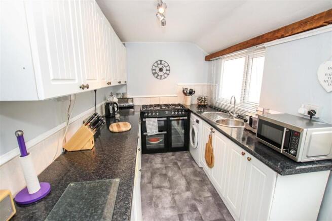 FITTED KITCHEN