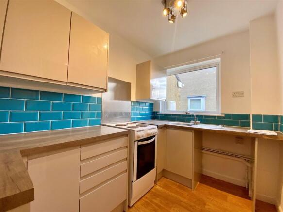 15 Llys kitchen.jpg