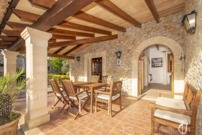 BEAUTIFUL PROPERTY DIVIDED INTO TWO INDEPENDENT VILLAS WITH ETV LICENSE