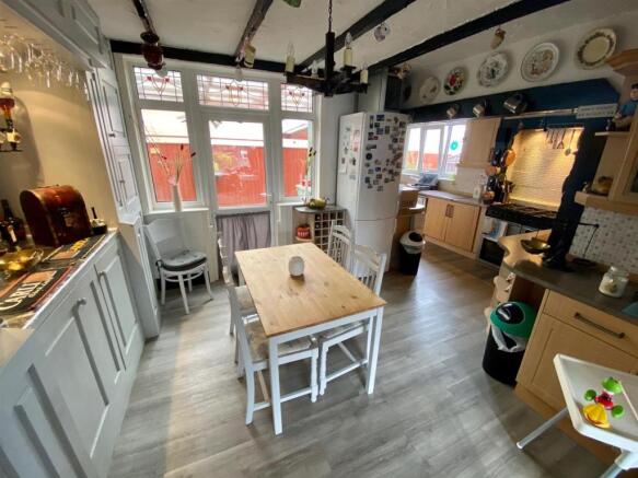 L Shaped Dining/Breakfast Kitchen