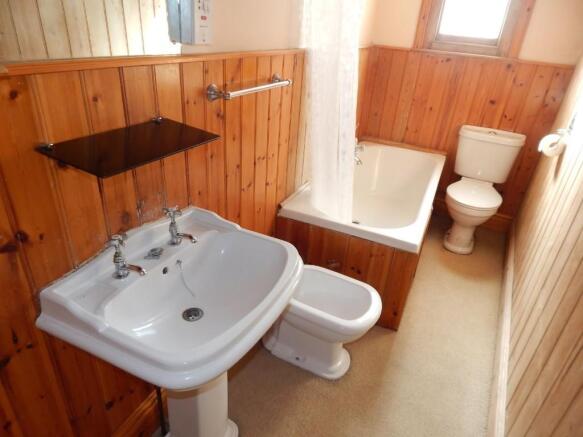 MIDDLE BATHROOM