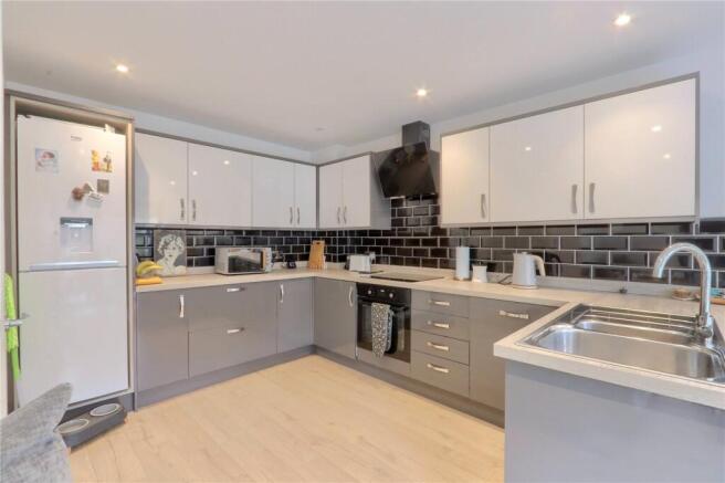5 bed Semi-Detached for sale Image 8