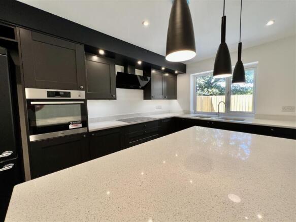 4 bed Detached for sale Image 7