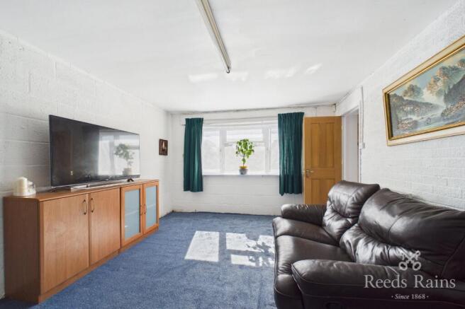 5 bed Semi-Detached for sale Image 5