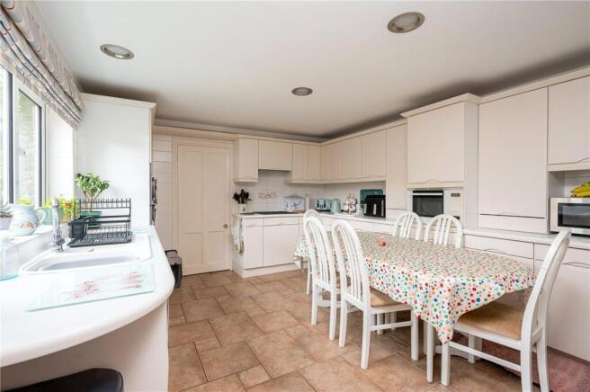 5 bed Detached for sale Image 4