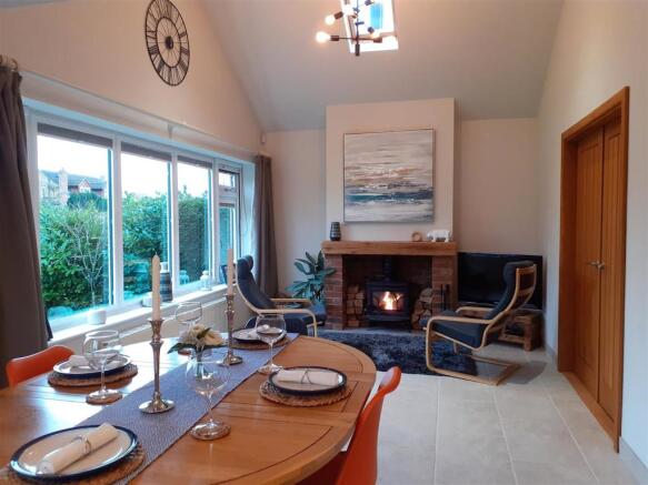 Dining area 2.jpg